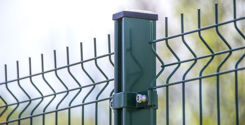 Ogrodzenie panelowe – jak zamontować płot panelowy?