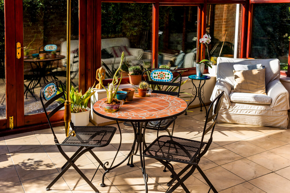 ogród zimowy ze stolikiem i krzesłami