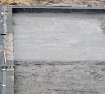 Budowa ścian fundamentowych w Warszawie.