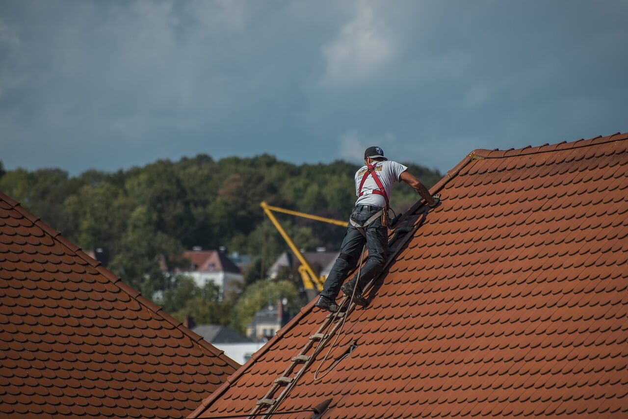 Dekarz pracujący na dachu